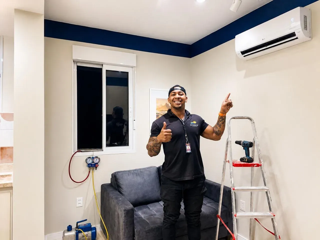 Técnico da Refrimax ao lado de ar-condicionado recém-instalado