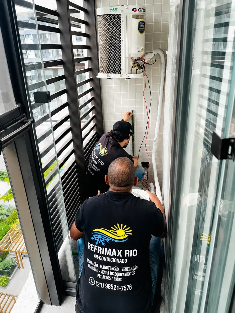 Equipe Refrimax instalando condensadora de ar-condicionado em condomínio