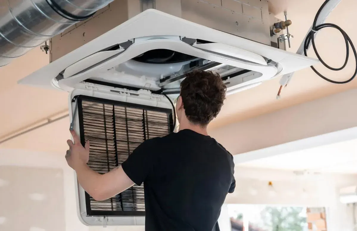 Manutenção em ar-condicionado Cassete